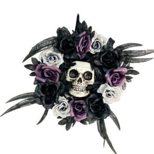 CORONA DECO PREMIUM CALAVERAS GRANDES  FLORES HOJAS NEGRA LILA BLANCO 36 CM DE DIAMETRO (sin contar la deco))
